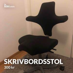 Säljer en svart skrivbordsstol!! Haft den cirka ett år men inte använt den så mycket den har mest bara stått, därav lite dammig men kan torkas av. En väldigt bekväm stol, hämtas i Stockholm!