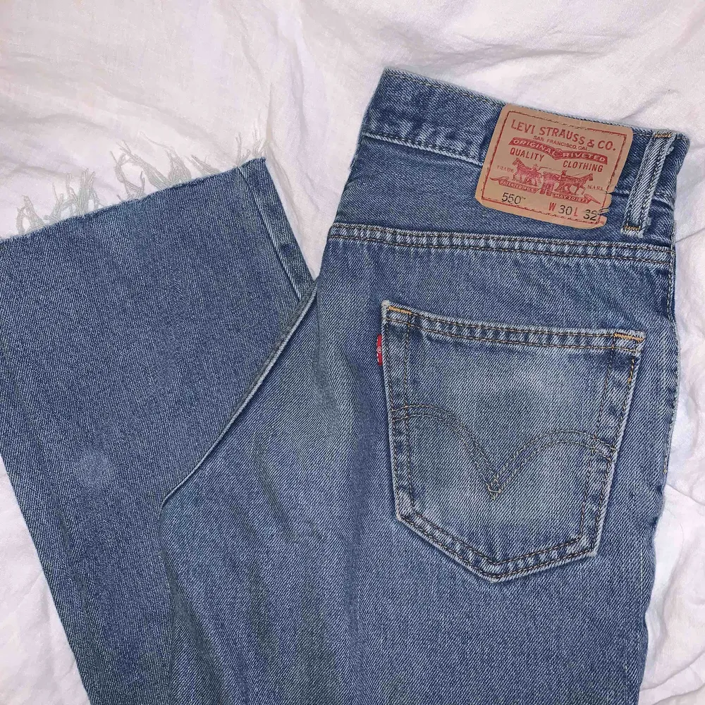levis jeans 550! avklippta går ner till fötterna på mig som är 165 💖. Jeans & Byxor.