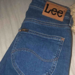 - Fina oanvända byxor från Lee, köpta för 1k. Jättefin färg och mycket sköna, sitter tight åt i midjan så formar kroppen bra. Säljes då de inte kommer till användning. Går att hämta upp eller alternativt att jag kan posta ;)