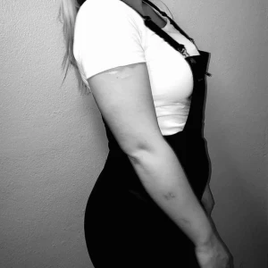  - Svart hängselklänning i fandangon! Sparsamt använd. Möts upp i Värnamo eller Jönköping eller skickas då mottagaren står för frakt. 