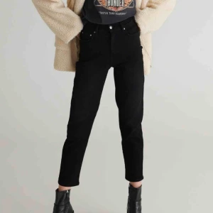  - Svarta mom jeans från Gina (bild 1 från Gina Tricots hemsida) superfint skick då jag bara använt dom typ 3 gånger🥰 Nypris: 499 kr. Köparen står för frakt💌