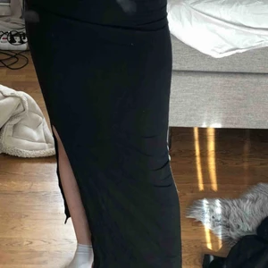  - Långkjol med slits från VILA. Använd endast 1 gång innan och kommer heller inte till användning, så nästan inprincip helt ny. 
