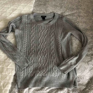  - Grå stickad tröja som är i gott skick🥰 Alla plagg tvättas innan de fraktas och köparen står för frakten💕