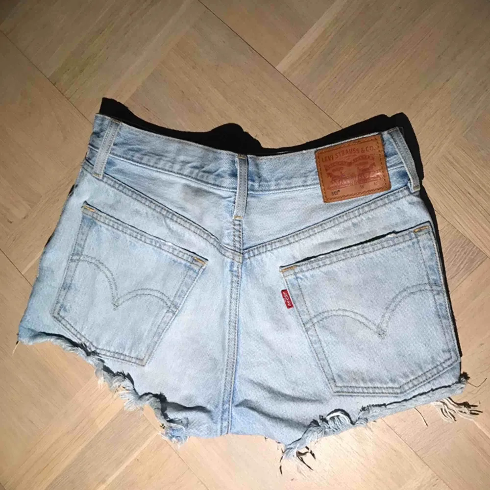 Shorts 501 Levis! Köpta för 2 år sedan men inte använda många gånger pga för liten storlek.. Shorts.