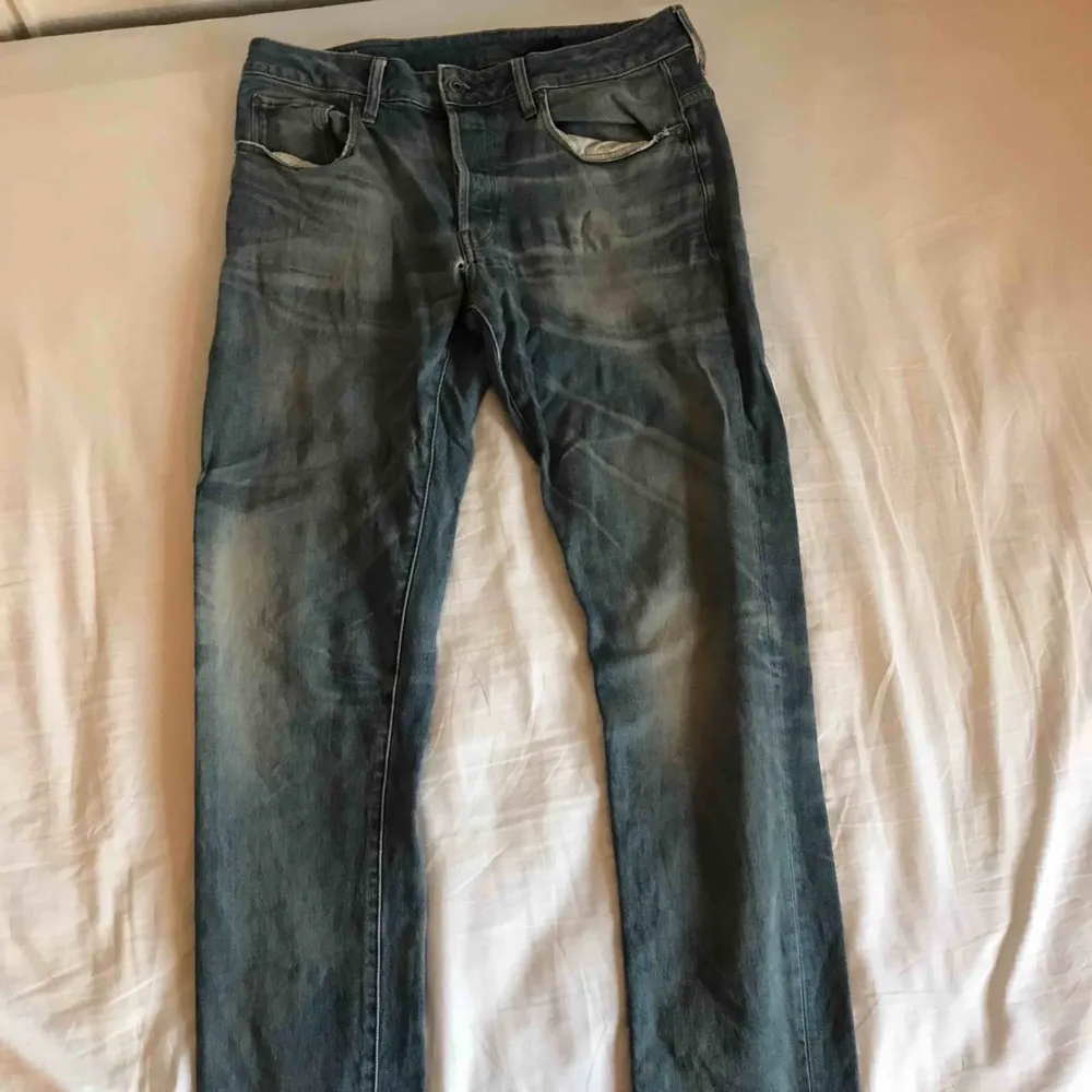 Snyggt par blåa jeans från G-STAR till ett bra pris. Tvättas i 40 grader. Till försäljning då jag växt ur jeansen. Fraktkostnad tillkommer.. Jeans & Byxor.