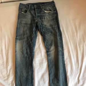 Snyggt par blåa jeans från G-STAR till ett bra pris. Tvättas i 40 grader. Till försäljning då jag växt ur jeansen. Fraktkostnad tillkommer.