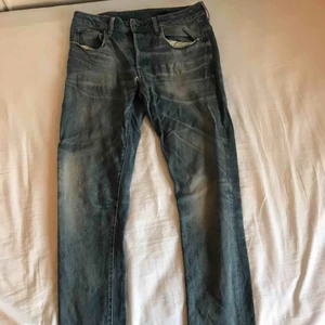  - Snyggt par blåa jeans från G-STAR till ett bra pris. Tvättas i 40 grader. Till försäljning då jag växt ur jeansen. Fraktkostnad tillkommer.