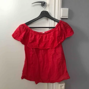  - En jättefin röd blus, man kan även ha den off-shoulder! Köpare står för frakten 🥰 