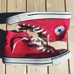  - Ett par helt nya snygga rosa Converse! Aldrig använda pga fick hem en för stor storlek. 