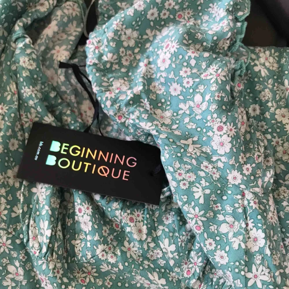 Superfin helt oanvänd klänning från Beginning Boutique perfekt till sommaren dock tyvärr för liten och därför säljs den💘400kr inklusive frakt. Klänningar.