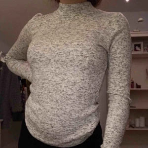  - Polotröja/crew neck topp från Cubus! Köparen står för frakt ❤️