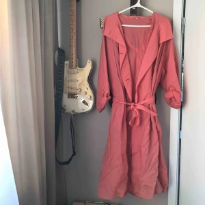  - 💗 Våren snyggaste vintage-trench 💗  Storlek 42 men väldigt rymlig, skulle tippa på att den passar upp till strl 46. I mycket fint skick, dock lite små ljusa fläckar men inget som man ens lägger märke till.   Frakt tillkommer!
