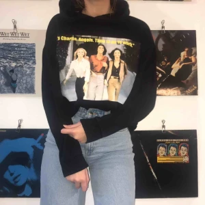  - En unik och rolig hoodie från Zara som bara är använd ett fåtal gånger så den är precis som ny🦋  Den är EXTREMT skön i materialet men den kommer inte till användning längre då den inte riktigt är min stil 😝 frakt är inte inkluderat i priset! 