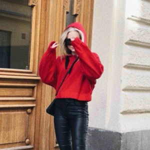  - Röd hoodie