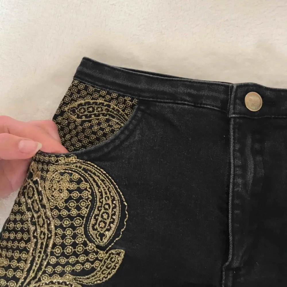 Super fina shorts från topshop i storlek XS! Bra skick. Köparen står för frakten men kan även mötas upp i Uppsala, Knivsta eller Sigtuna. Tveka inte att fråga mig om något! 🥰. Shorts.