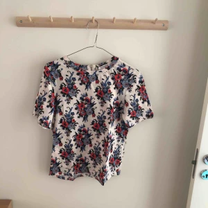  - Härlig sommar topp. Skönt material och stretchigt.