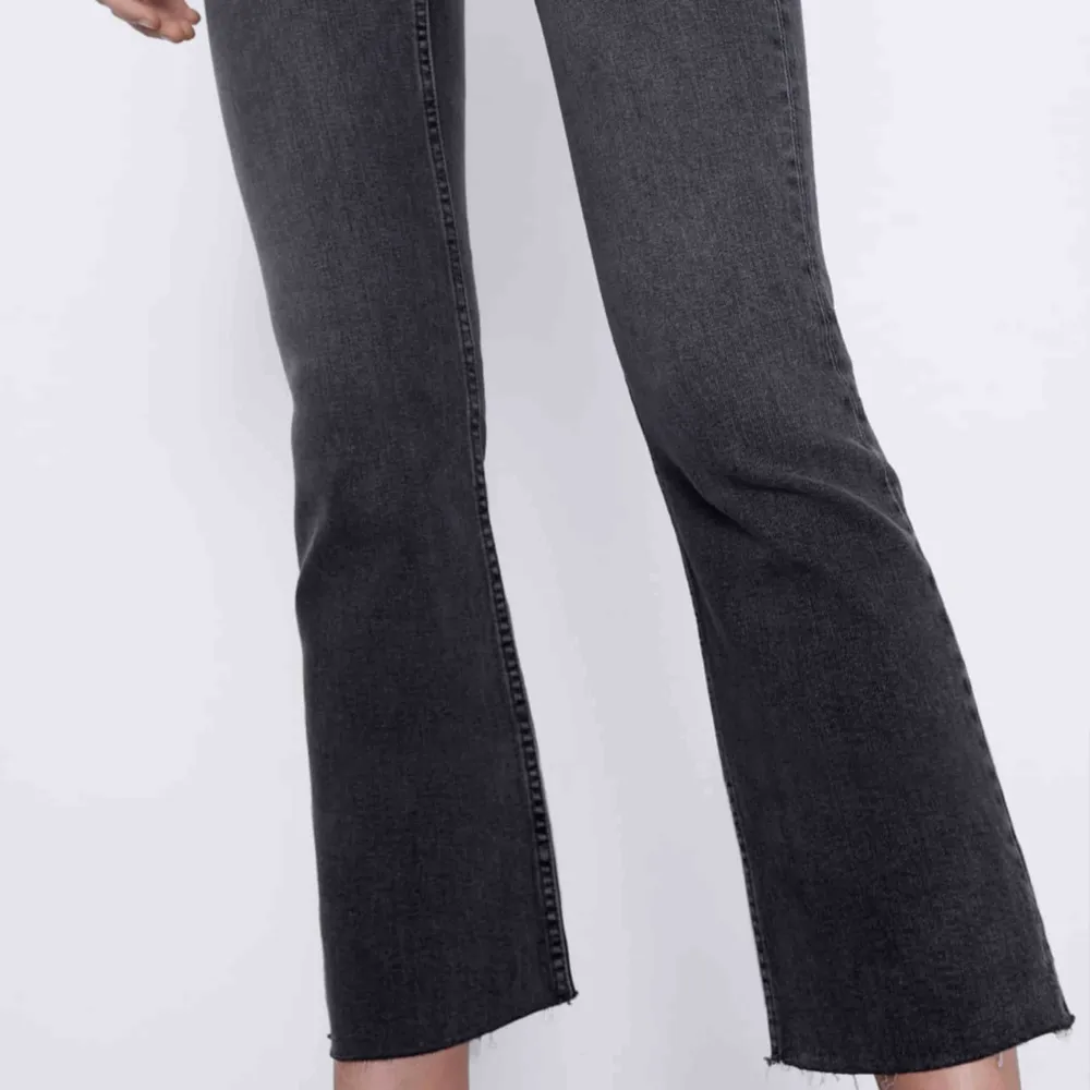 Gråa jeans från Zara. Kan skicka egen bild vid förfrågan !!!Sänker pris vid snabbköp!!! Inköpt för 259kr Jag är 155 cm. . Jeans & Byxor.