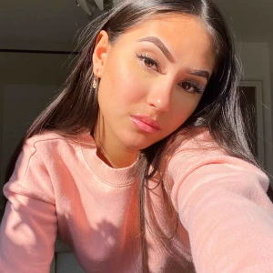  - Jätte skön rosa oversized sweatshirt. Det är storlek XS men jag skulle säga att den skulle passa någon som bär både S och M💘 jag gillar att vika in den lite men ni ser den riktiga längden på sista bilden💘