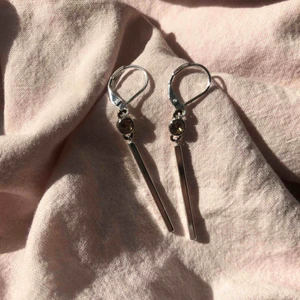  - Örhängen i silver (inte säker på om det är äkta eller inte)💖10/10 skick, aldrig använt 💖Stavarna är 3cm långa exklusive stenen och fästet 💖!!VIKTIGT!! Jag är inte säker på att detta är äkta silver så utgå ifrån att de kan innehålla nickel 