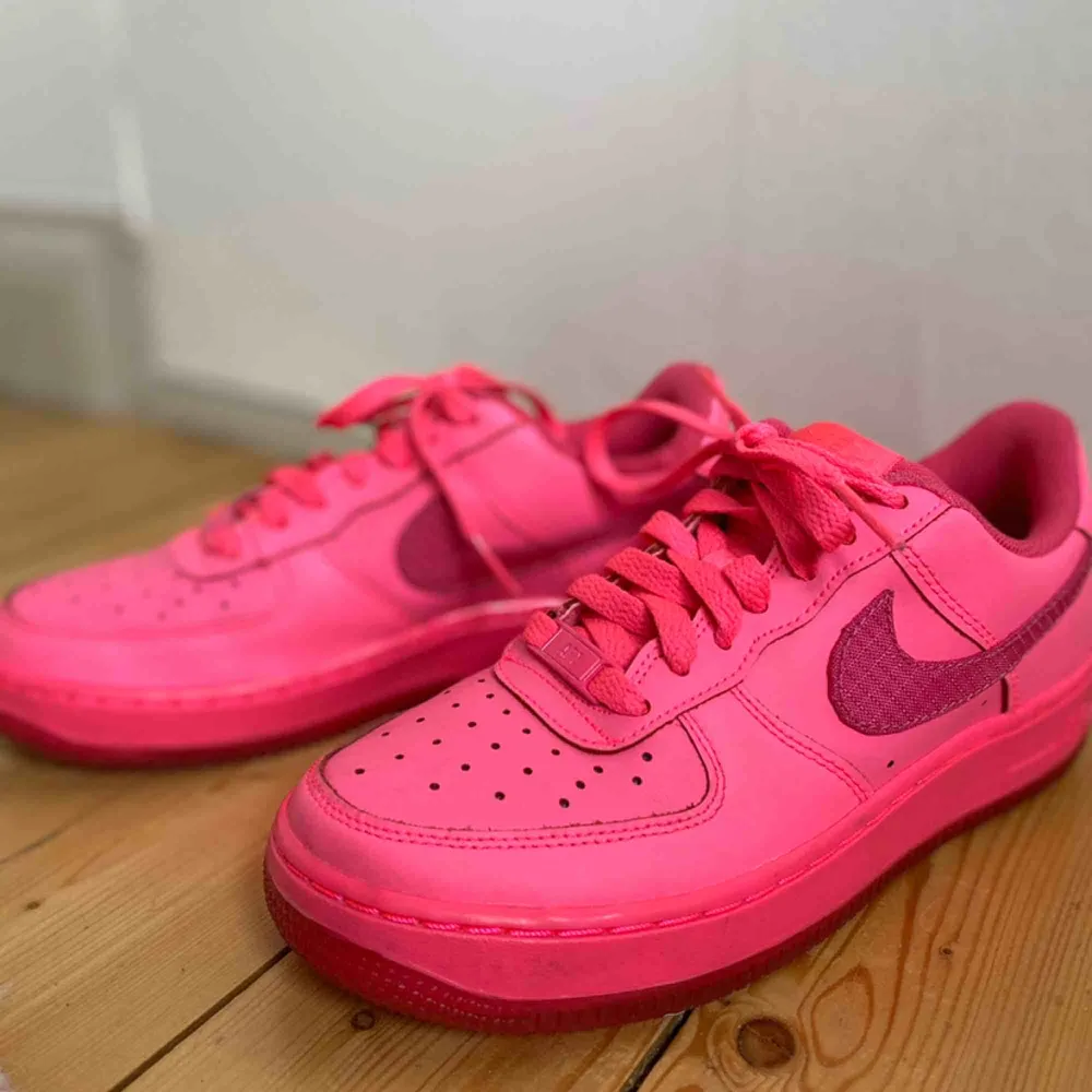 Air force one rosa skor från Nike! Använda endast en gång då dom tyvärr är för små för mig. Supercoola!!! Köparen står för frakt. 🌟🌟🌟. Skor.