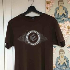  - Cool t-shirt med tryck passar S