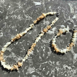  - Halsband och armband av snäckor. Riktigt snygga till sommaren antingen för sig själv eller med andra kedjor. Armband 100kr & halsband 150kr. Skicka för mer bilder eller info! Frakt kan tillkomma