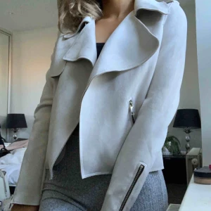  - Beige mocka jacka från river island i väldigt fint skick , använd 1-2 gånger 