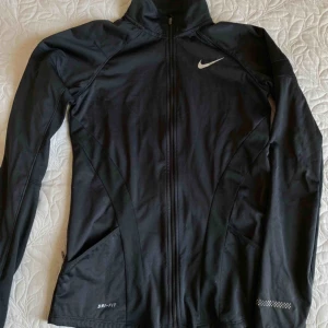  - Snygg svart ”spring”jacka från nike, dri-fit. Inte mycket använd men finns lite skönhetsfel, men inget som syns vid användning. Endast seriösa hör av sig tack! Frakt tillkommer. 