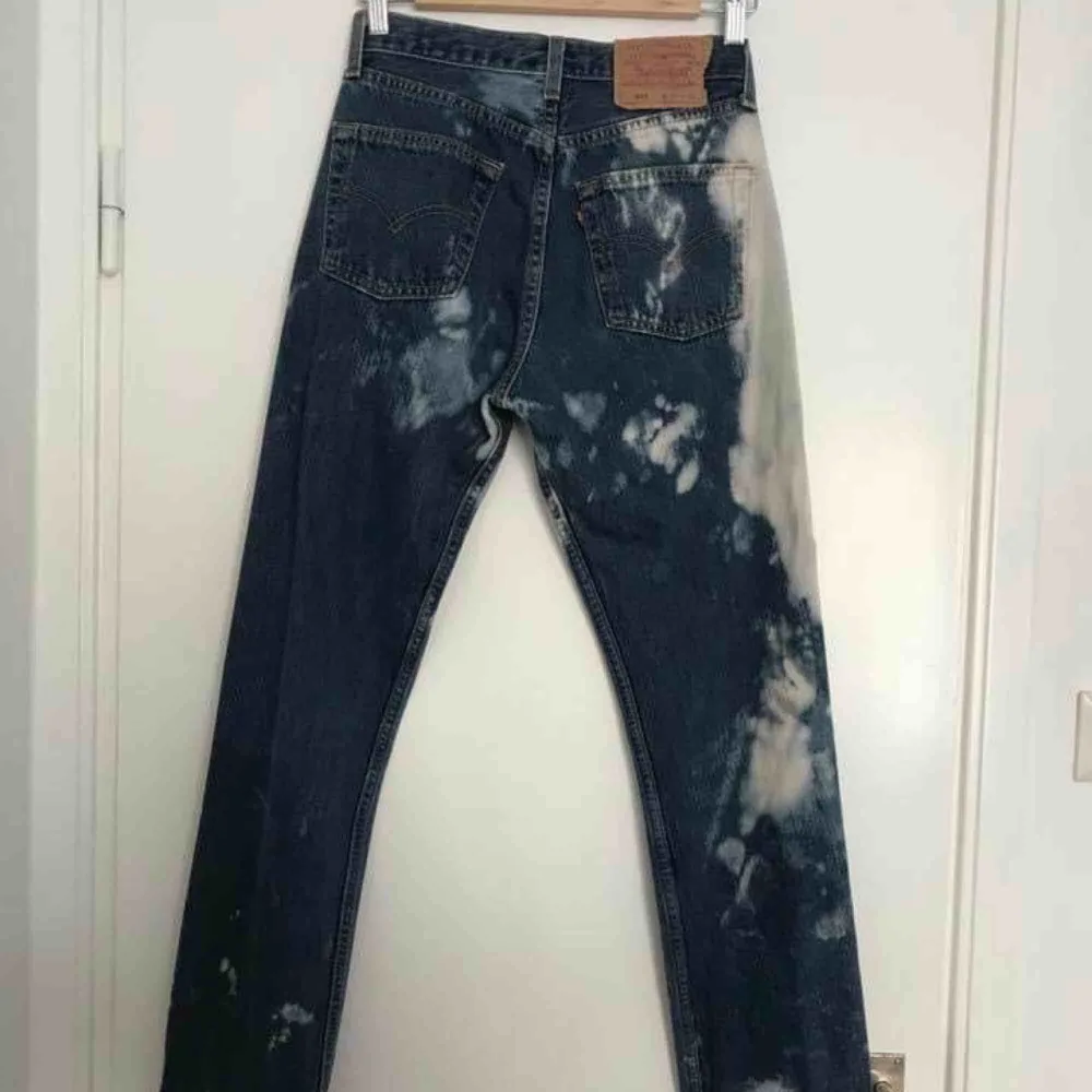 levis 501or köpta på urban outfitters mkt bra skick stl: W27 L34. Jeans & Byxor.
