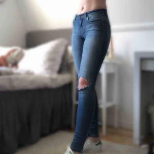  - Blåa jeans med hål. Köparen står för frakten💞