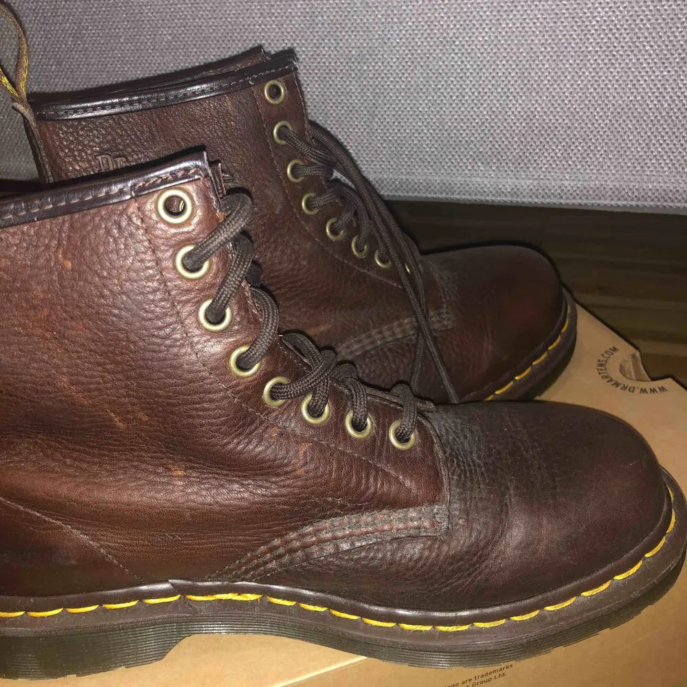 Ett par äkta Dr martens 1460 brunt läder i storlek 38 och knappt använda (max 2ggr). Pris kan diskuteras vid snabb affär! ✨. Skor.