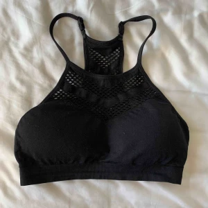  - GARDEROBRENSNING!  Jättesnygg sport-bh i tyg, funkar även som crop top.  