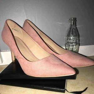 Skor - Superfina rosa klackskor👠 Använda 1 gång, nyskick. Står att det är storlek 40 men dom passar på mig som har storlek 41. 250kr + 63kr frakt💗