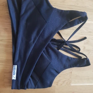 Gymshark Topp/bh - Jätte fin topp/bh som är använd fåtal gånger i storlek medium  Finns i Rotebro.  Kan postas men köpare betalar för frakt (ca.40kr)