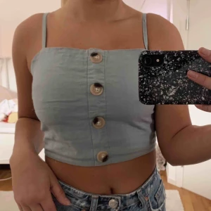  - Supergullig topp från Ginatricot köpt förra sommaren.  Fraktar men köparen står för fraktkostnad😊😊