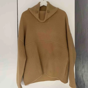  - ACNE STUDIOS MOORE PILE.   Ett mästerverk från Acne. Kvalitetströja i fantastiskt fin ullblandning. Detta var en av kollektionens guldkorn.  Storlek 44 (motsvarande xs) men väldigt oversize. Funkar fint unisex.   Retailpris var 12000 kr. 