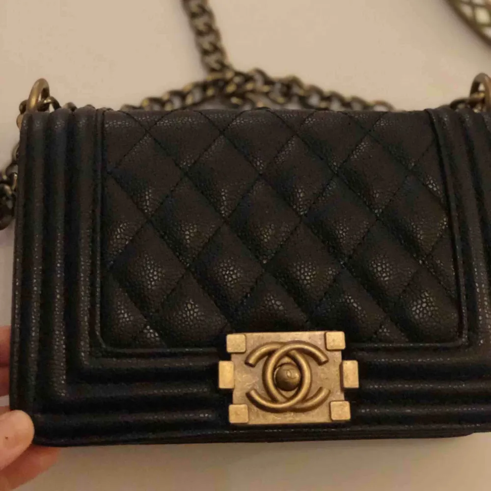 Replika Chanel väska som aldrig är använd. Fick den i present men det är inte min stil. Du kan använda den som som axelväska och crossbody  800kr . Väskor.