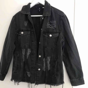  - Oversized sliten jeansjacka