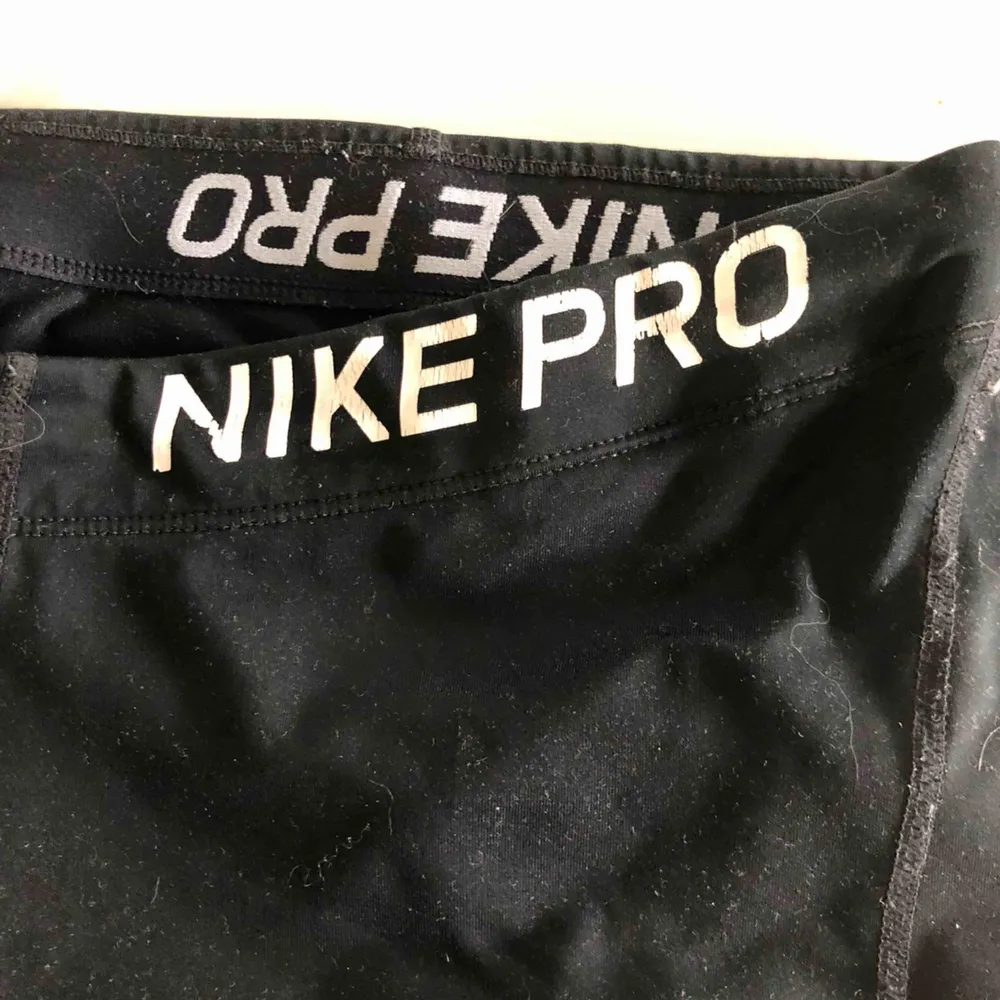 Nike pro träningstights, stretshiga och sköna. Nike märket där fram har tyvärr åkt av men annars är dom i gott skick!. Jeans & Byxor.