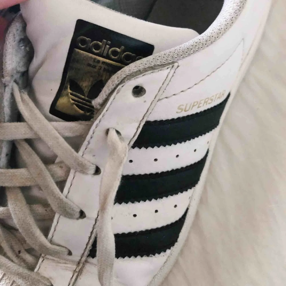 Adidas Superstar Sneakers! Väl använda men fortfarande i hyfsat skick, endast slitna skosnören samt lite i hälen. Ordinariepris 599. Frakt tillkommer. Skor.