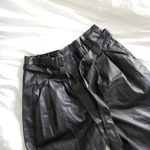 Paperbag byxor  - Skinnmaterial med knytning i midjan 