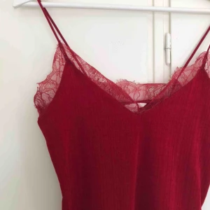  - Jättefint spetslinne, liten reva i spetsen (se tredje bilden) annars fint skick♥️