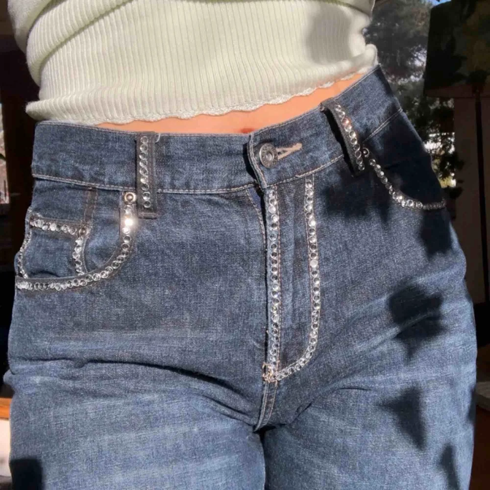 Högmidjade jeans i modellen straight leg. Stenar runt fickor och gylf. Gott skick! +Frakt 40kr❣️. Jeans & Byxor.