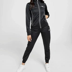 Emporio Armani Träningsoverall - Nyskick, använd en gång men hann inte returnera då den var lite stor.  För mer info, ring eller smsa på 0731513191 då jag inte är inne så mycket på appen.