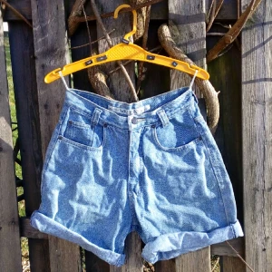  - Supersnygga jeansshorts för någon med smal midja och stor bakelse!

"hopp från modern till om"