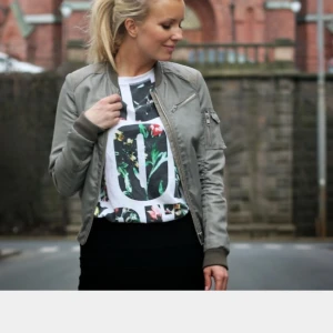  - En grå/grön bomberjacka från JOFAMA by Marie Serneholt storlek S. Köpt för 1700 kr. Är i fint skick passar perfekt som höst/vår jacka. Laddar upp egen bild på jackan snart