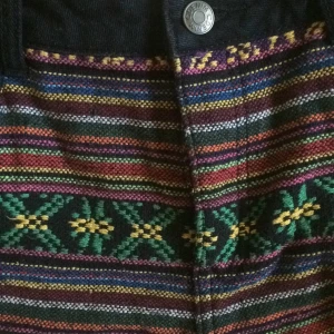  - högmidjade svarta shorts med färgglatt broderi