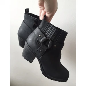  - Boots som inte känns högklackade. Väldigt bekväma! Använda 1 gång. 