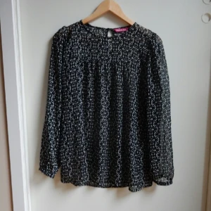  - Transparent blus från indiska med härligt mönster. Använd men i fint skick! 