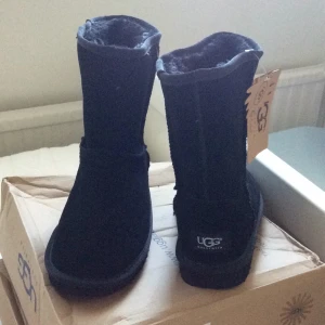  - 
Svarta medel låga UGGS, priset kan diskuteras. Tidigare sålt en grå version av denna av en nöjd kund! 😊 skriv för mer information 😊 
